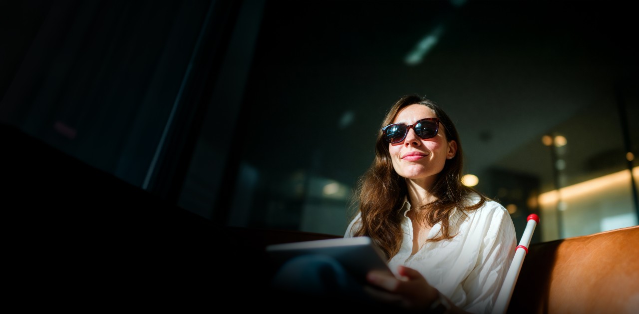 mujer con discapacidad visual