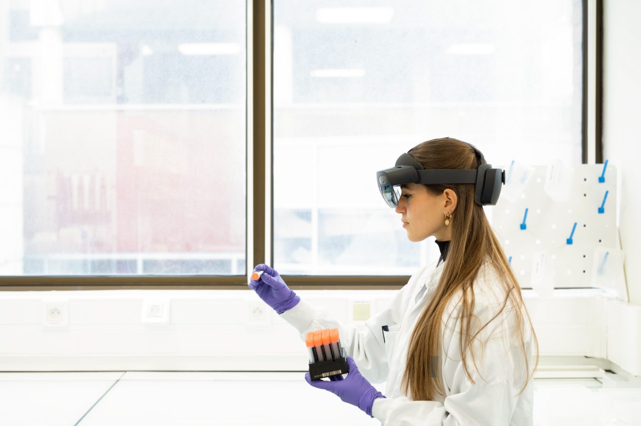 Una mujer trabajando en un laboratorio.